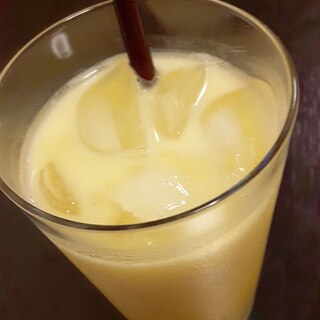 マンゴージュースと飲むヨーグルトの蜂蜜レモン風味♪